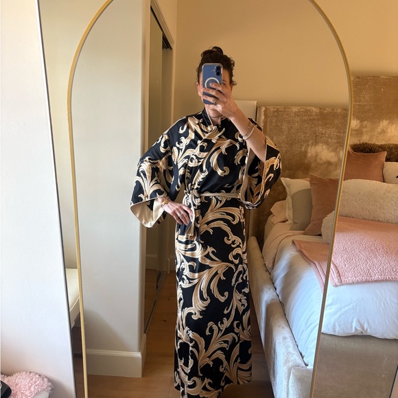 Natori Classics Belted Black & Gold Baroque Print Kimono Maxi Robe / Dress - Picture 3 of 10